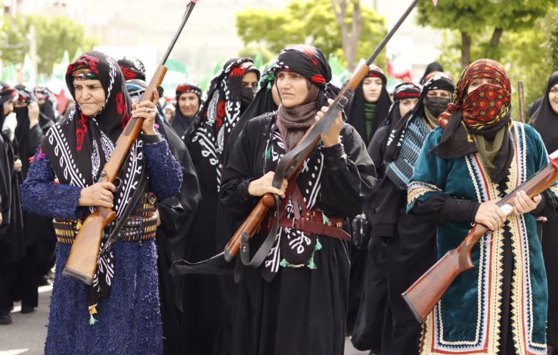 زنان و دختران غیرتمند دورودی با حضور در مراسم جان فدایان ایران امام رضایی خطی نو در میدان مقاومت ترسیم نمودند
