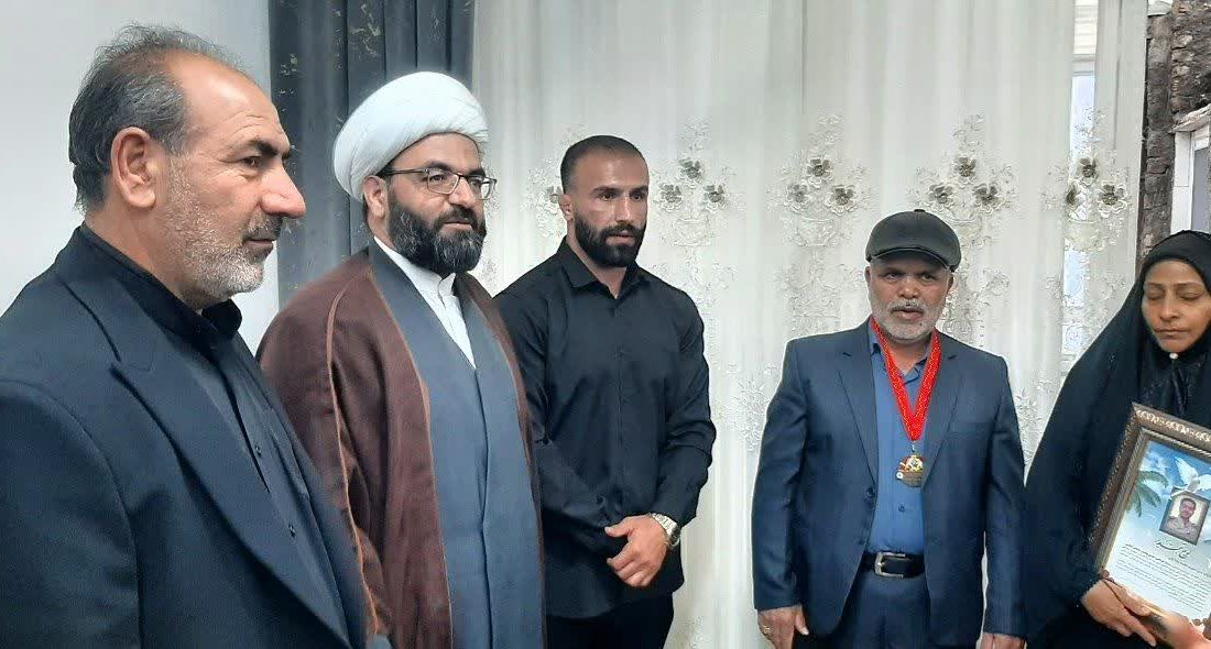 مصطفی قیاسی مدال خود را خانواده شهید &#۸۲۲۰;محمدرضا پاپی&#۸۲۲۱; اهداء کرد