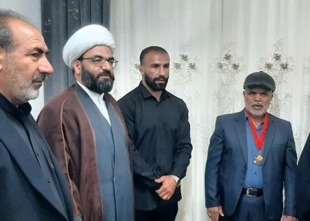 مصطفی قیاسی مدال خود را خانواده شهید &#۸۲۲۰;محمدرضا پاپی&#۸۲۲۱; اهداء کرد