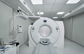 خیردورودی یک دستگاه پیشرفته MRI به مردم دورود اهداء نمود