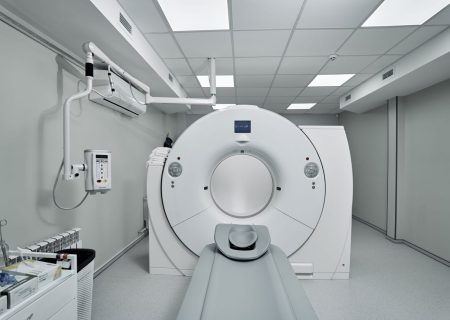خیردورودی یک دستگاه پیشرفته MRI به مردم دورود اهداء نمود
