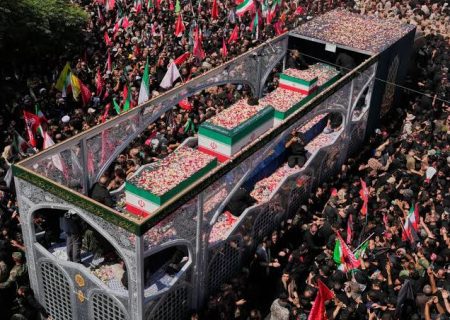 هراس دشمن از عظمت جمعیت تشییع امام شهید