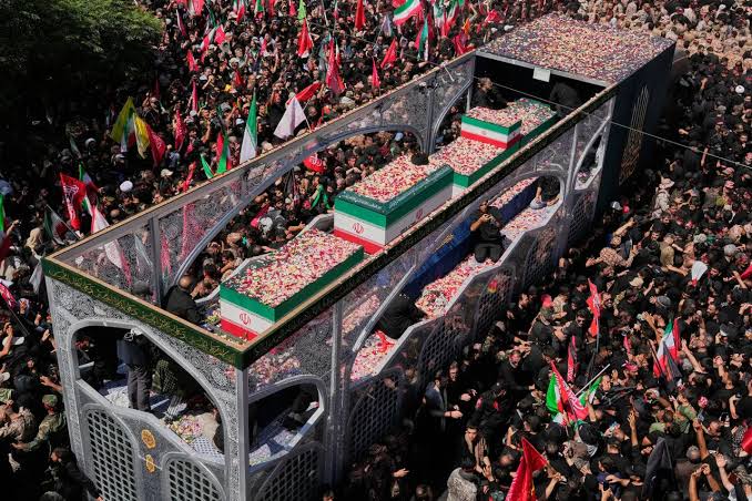 هراس دشمن از عظمت جمعیت تشییع امام شهید