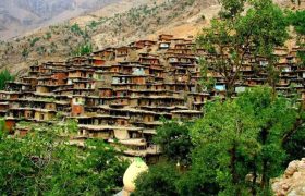 بررسی راهکارهای توسعه گردشگری روستاهای گردشگرپذیر منطقه هلور دورود