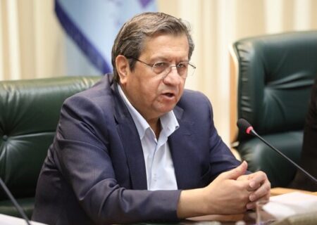 همتی: با کنترل نقدینگی و اختیارات قانونی، بازار ارز مدیریت می‌شود
